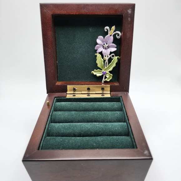 Peek a boo!  Flower daisy brooch pin for sale.  Box Not incl.  Purple & green - Picture 2 of 6